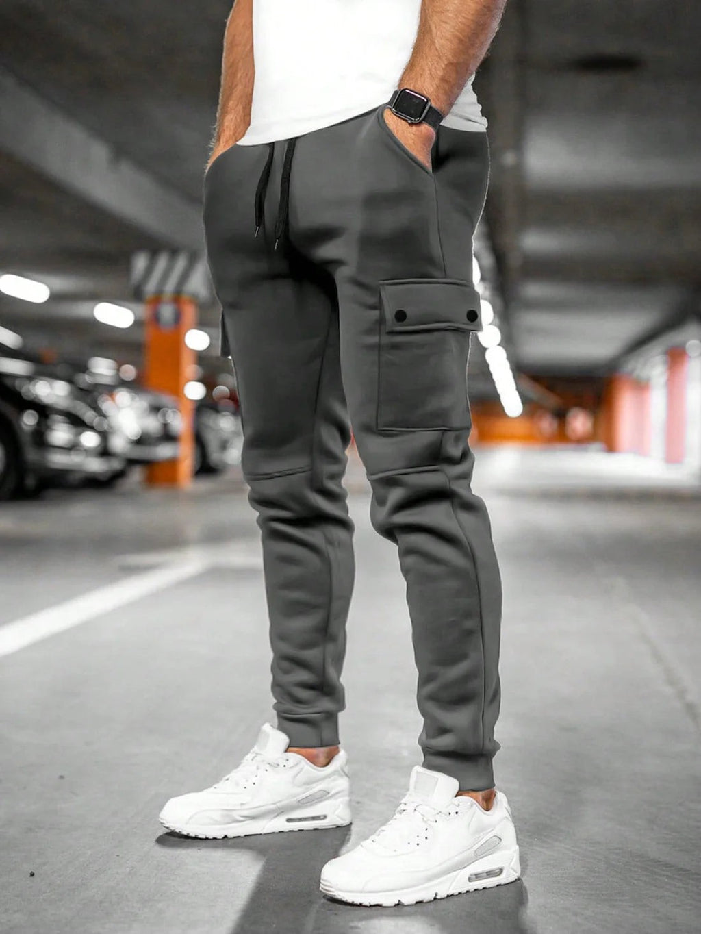Pantaloni aderenti con tasconi a pattina