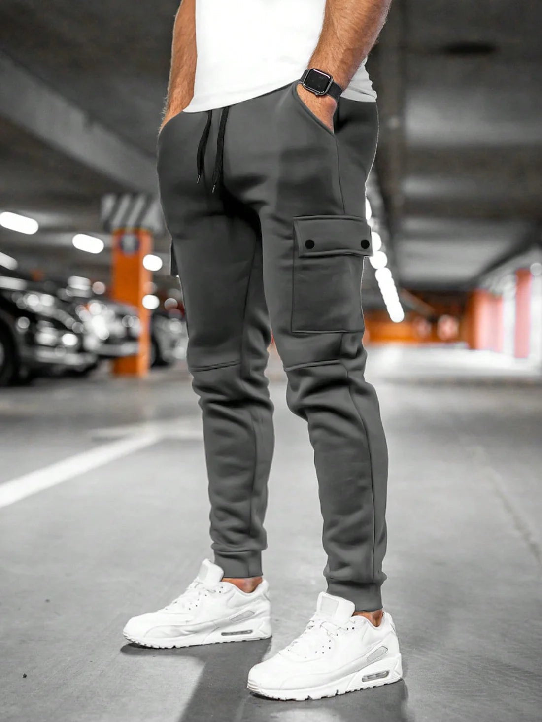 Pantaloni aderenti con tasconi a pattina