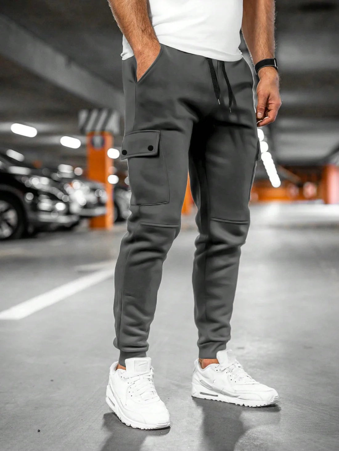 Pantaloni aderenti con tasconi a pattina