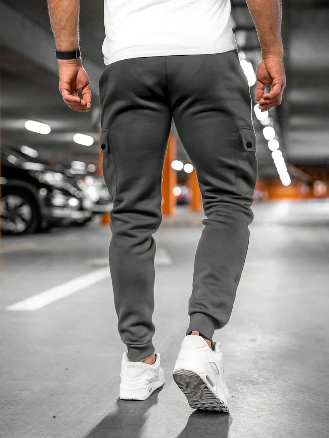Pantaloni aderenti con tasconi a pattina