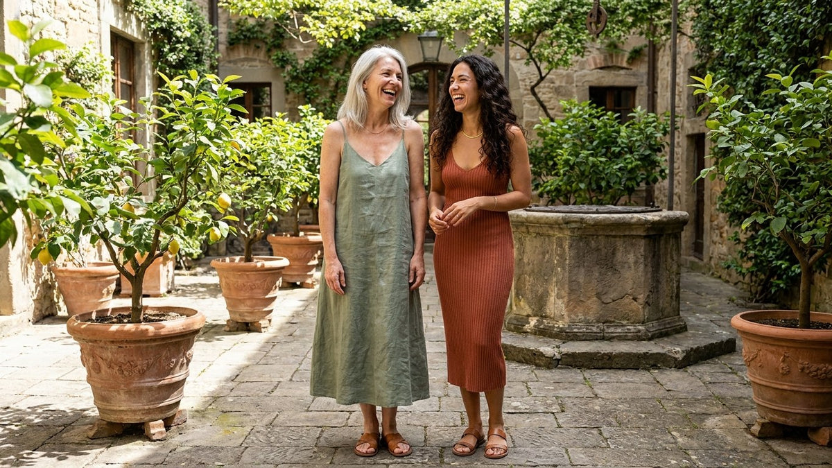 Due donne in abiti midi in un cortile fiorito
